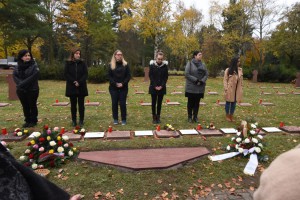 Die sechs jungen Frauen stehen symbolisch für die in der KZ Außenstelle Getöteten. Sie sind in dem Alter, in dem diese damals auch waren.