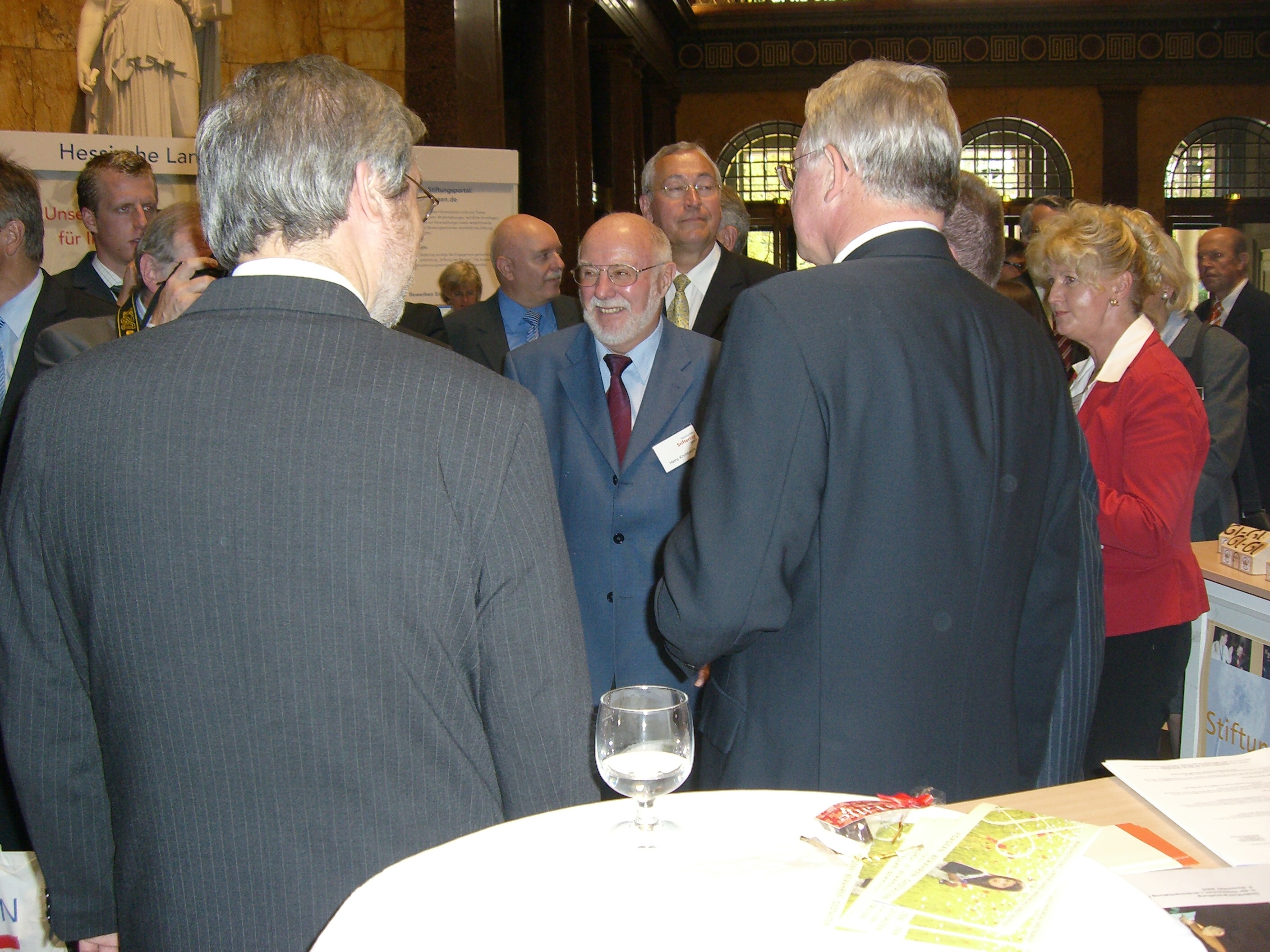 Heinz Krichbaum kümmert sich um die Finanzen der Margit-Horváth-Stiftung. Auf diesem Foto repräsentiert er die Stiftung auf dem Hessischen Stiftertag in Wiesbaden. Im Vordergrund mit Rücken zur Kamera sind Heinz-Peter Becker, Bürgermeister von Mörfelden-Walldorf, und der damalige Ministerpräsident Hessens, Roland Koch.