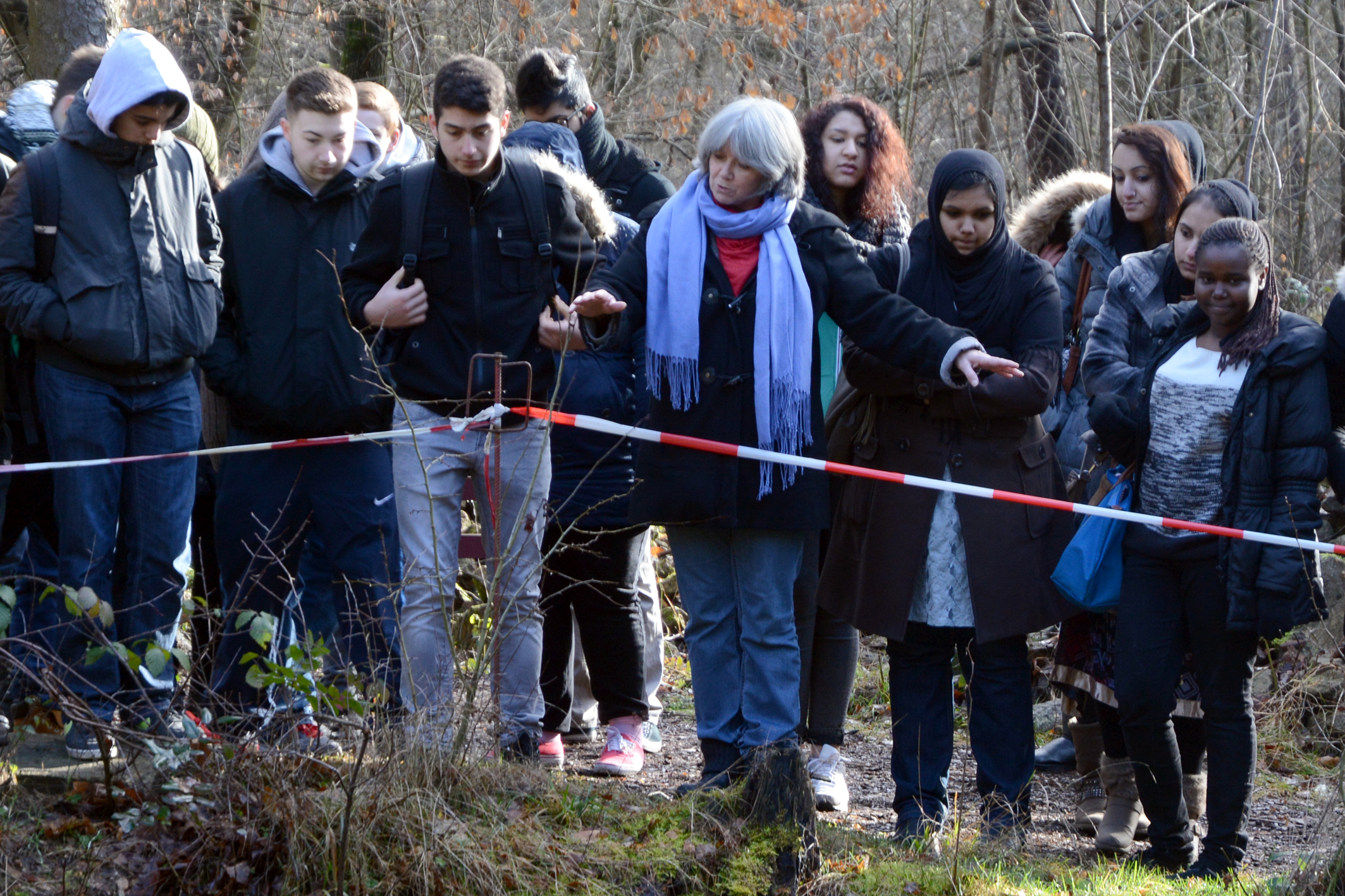 Die Schulklasse, die an der Lesung teilnahm, hatte am nächsten Tag noch eine Führung vor Ort im Gelände der KZ Außenstelle Walldorf. Cornelia Rühlig erklärt den Küchenkeller, aus dem die Schreie der geprügelten Frauen kamen, die Therese Müller in ihrem Buch beschrieb.