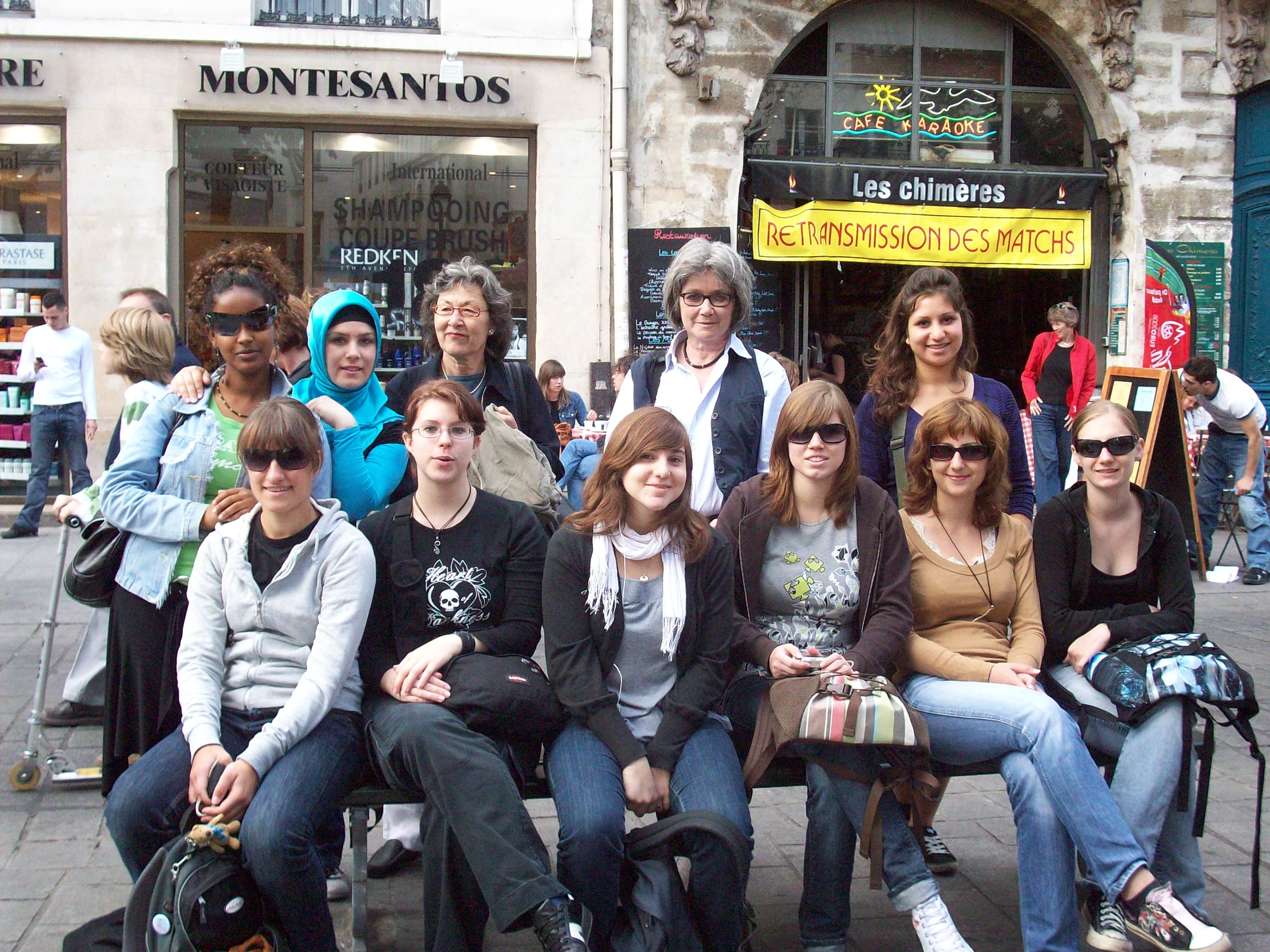 Die Teilnehmerinnen des historischen Jugendprojektes kurz vor dem Stadtrundgang durch das jüdische Viertel von Paris, Le Marais.