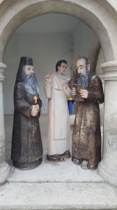 Im Bogengang der alten Synagoge steht nun an zentraler Stelle diese Figurengruppe - verkörpernd den Katholizismus, die russ. Orthodoxie und das Judentum.