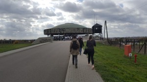 Auf dem Weg zum Mausoleum; dort steht  die israelische Jugendgruppe mit ihrer Fahne.