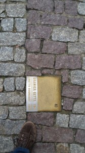 Kurz nachdem wir das Stadttor durchschritten hatten, fiel im Boden gleich diese Markierung auf: "Ghetto boundary 1942".