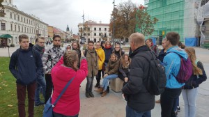 Gewiss war es interessant, nun auch einen Eindruck von der Stadt Lublin zu bekommen. In der Erinnerung der Jugendlichen wird dies allerdings völlig überlagert von dem Vormittag in Majdanek und auch der Möglichkeit, sich nun in der Stadt möglichst bald auch wieder in Kleingruppen abzusetzen und zu unterhalten. Eine innere Gegenbewegung, die gut tat ... auch bei MacDonalds.