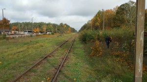 Jessie auf dem Weg zu dem alten Bahnhofsschild von Sobibor.