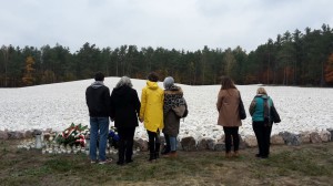 In Sobibor: Vor dem Steinhügel bzw. dem Ascheberg von 250.000 ermordeten Menschen.