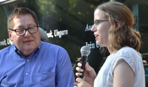 Bill Lowy, Sohn der Überlebenden Szidi Rosenberg, im Gespräch mit Karen Lockeyer, Teilnehmerin des dreiwöchigen internationalen Camps 2009.