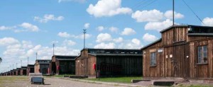 Rekonstruierte Barackentraße im KZ Majdanek.