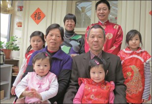 Chinesische Familie in festlicher Kleidung für das Neujahrsfest.