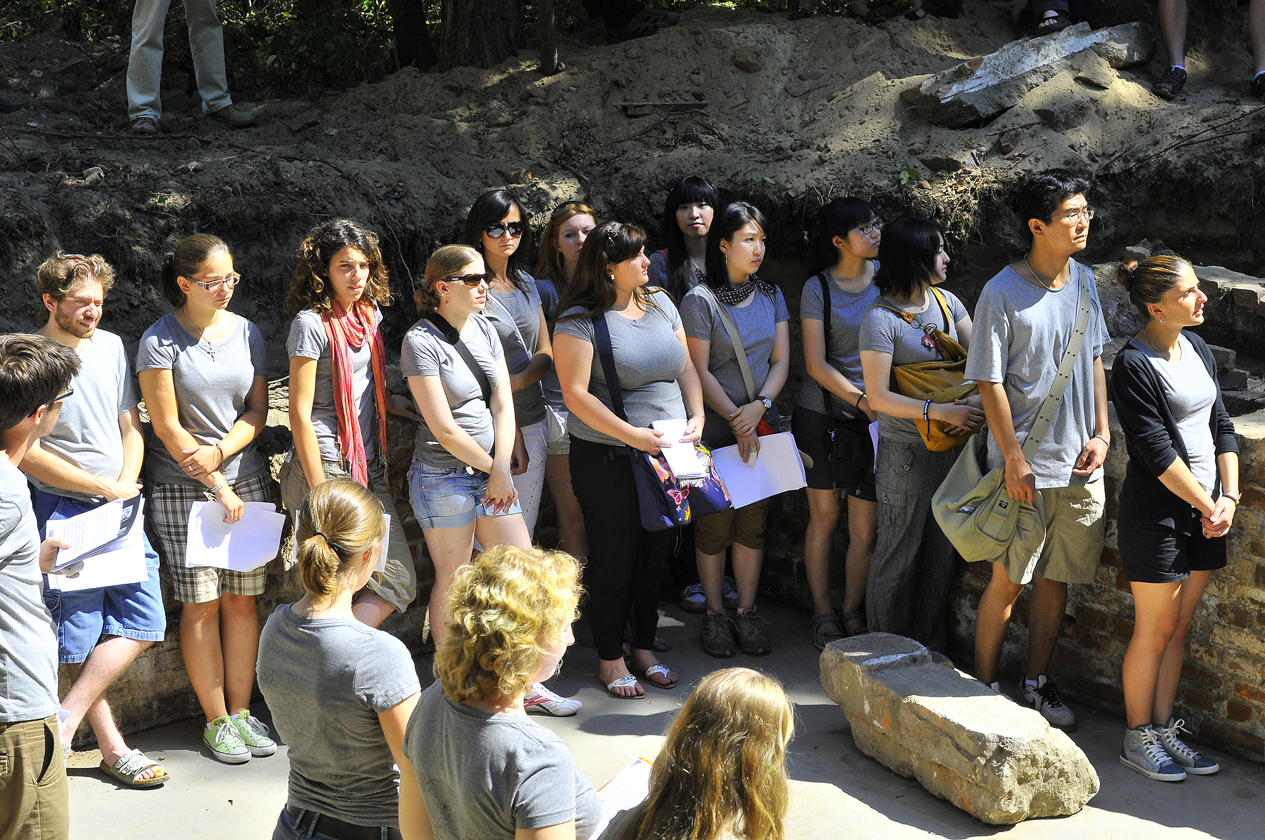 An der KZ-Außenstelle finden immer wieder Gedenkveranstaltungen statt. Die auf diesem Bild dokumentierte Veranstaltung fand im Rahmen des Abschlusses eines work-and-study Camps im "Küchenkeller" statt. 