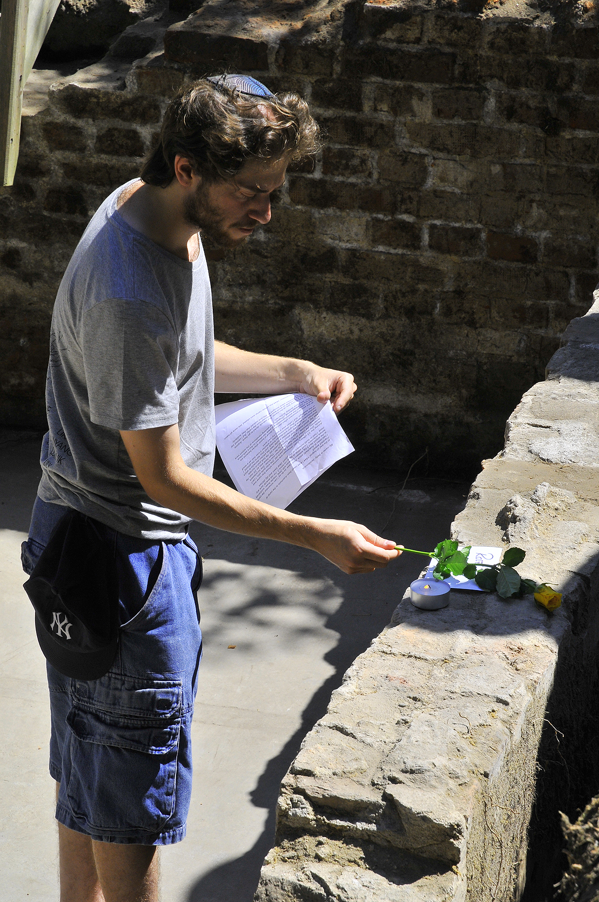 Tal ist nicht die einzige Enkelin von KZ-Überlebenden, die an Projekten der Margit-Horváth-Stiftung teilnahmen. Hier im Bild ist Kevin, der am Ende eines work-and-study Camps im "Küchenkeller" derjenigen Frauen gedenkt, die 1944 genau an diesem Ort geprügelt wurden.