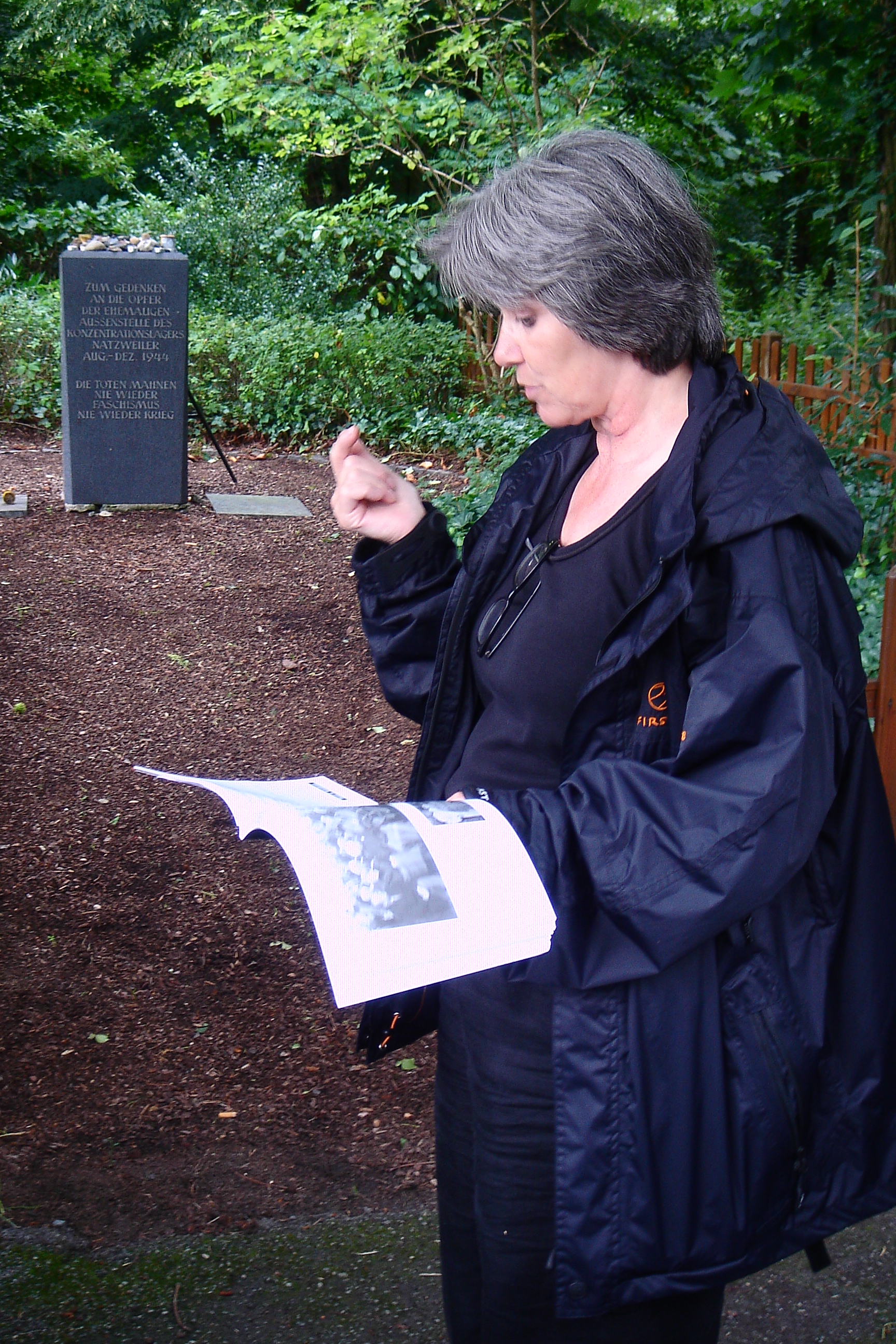 Führungen werden zumeist durch Cornelia Rühlig, Stadthistorikerin und Vorstandsvorsitzende, durchgeführt. Auf diesem Foto trägt sie ein Zitat einer KZ-Überlebenden am Gedenkstein vor, der am Anfang des Historischen Lehrpfads steht.