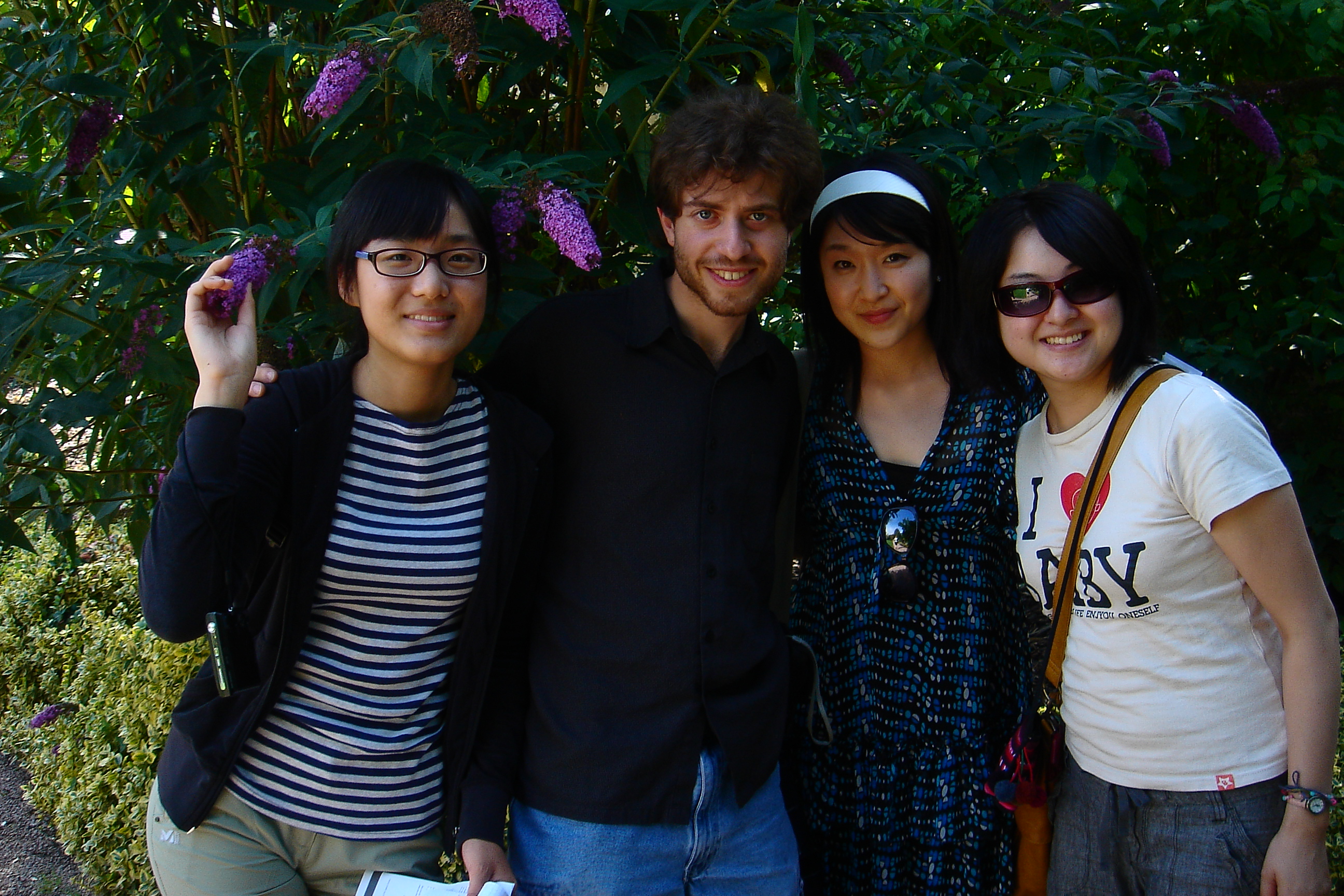 Yun (zweite von rechts) gemeinsam mit anderen Teilnehmerinnen und Teilnehmern des work-and-study-Camps aus Südkorea, USA und Japan.