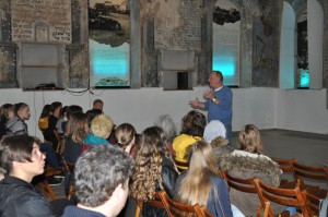 Dr. Marek Bem erklärt unserer Gruppe in der alten Synagoge die historischen Zusammenhänge der sog. "Aktion Reinhard".