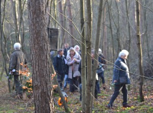 Alle TeilnehmerInnen der Veranstaltung wurden gebeten, in das Waldgebiet, direkt in das ehemalige Lagergelände, zu gehen.   