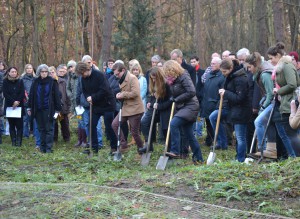 Sieben junge Menschen, die alle in besonderer Weise mit der Geschichte der KZ Außenstelle verbunden sind, führten gemeinsam den ersten Spatenstich durch. 