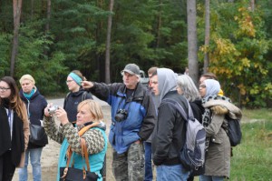 Wojciech Mazurek führt eine kleine Gruppe durch das Waldstück, in dem sie bei Ausgrabungen die Reste der sog. "Himmelfahrtsstraße", des Weges zur Gskammer, fanden.