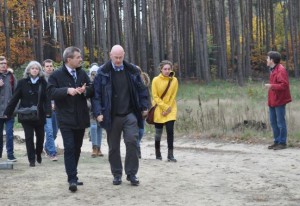 Wir laufen nun auf einen rieisgen Hügel mit weißen Steinen zu, den wir bereits durch die Bäume gesehen hatten.