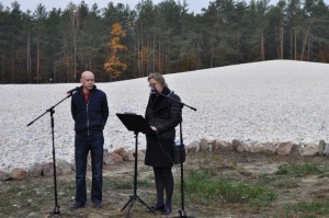 Conny Bieze spricht als Repäsentantin der Provinz Gelderland. Diese niederländische  Provinz Gelderland und die Amsterdamer Stiftung Sobibór haben diesen internat. Jugendworkshop initiiert und finanziert.