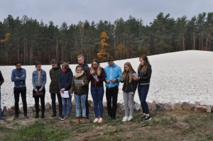 Die Jugendlichen verlesen die Namen von ehemaligen Mitbürgern ihrer Heimatstadt, die in Sobibór ermordet wurden. Im Bild ist die niederländische Gruppe - ein Drittel der jüdischen Gemeinde der Niederlande wurde hier getötet, ca. 34.000 Menschen.