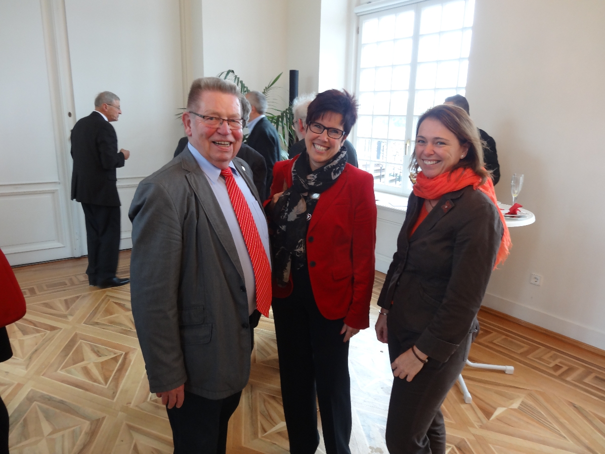 Kuratoriumsvorsitzender Bernhard Brehl sowie Frau Nothacker und Frau Mildenberger (re) der "Stiftung Flughafen für die Region" 