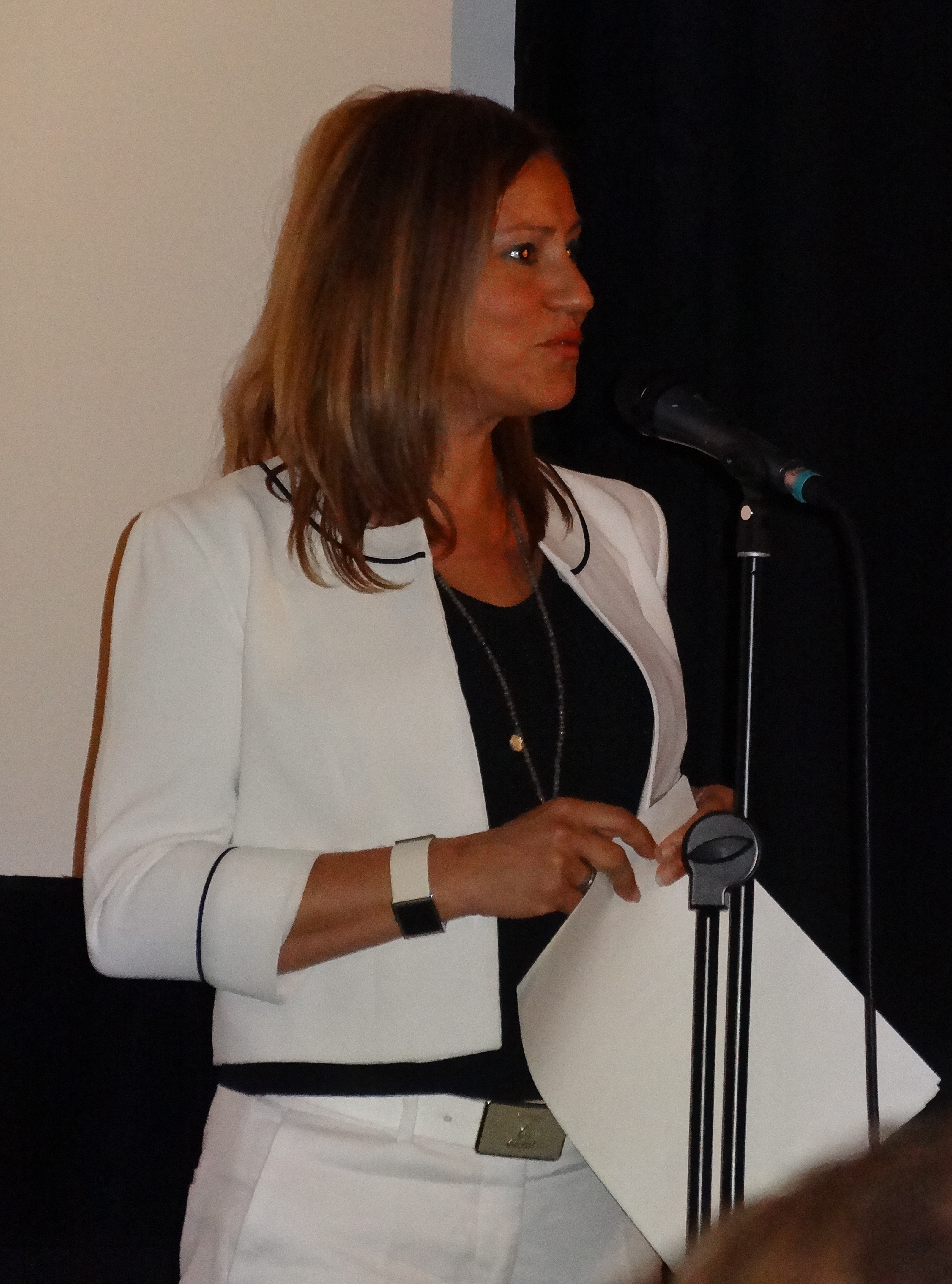Die Frankfurter Dezernentin für Integration, Frau Eskandari-Grünberg, spricht bei der Filmpremiere Grußworte.