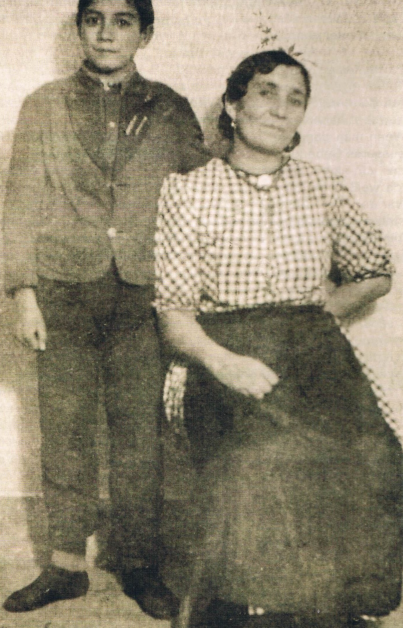 Franz Rosenbach mit seiner Mutter, um 1937