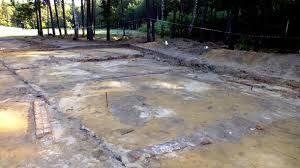 Die von den Archäologn freigelegten Fundamente der Gaskammern.