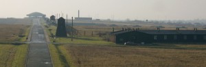 Die KZ-Gedenkstätte Majdanek mit Blick auf die Kuppel des Mausoleums