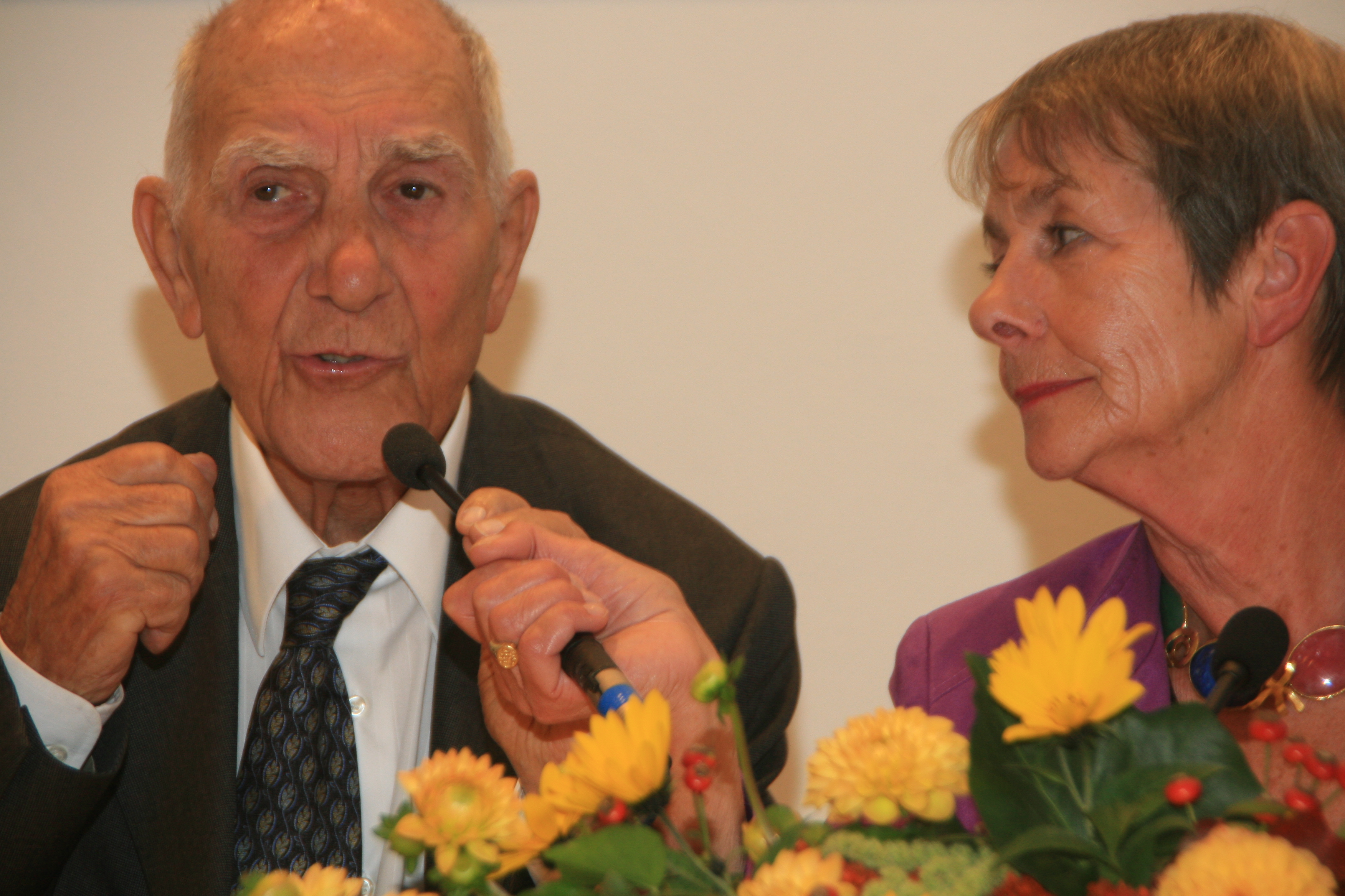 Ulrike Holler, Mitglied des Kuratoriums, bei einer Podiumsdiskussion mit Stéphane Hessel. Hessel war während des Zweiten Weltkriegs Kämpfer der französischen Résistance. Doch er wurde verhaftet und ins KZ Buchenwald deportiert. Nach dem Krieg kehrte er nach Frankreich zurück, wurde Diplomat und gehörte zu den Mitautoren der Allgemeinen Erklärung der Menschenrechte. Bis zuletzt blieb er politisch aktiv und wandte sich vor allem der Jugend zu. Bei einer Veranstaltung der Margit-Horváth-Stiftung diskutierte er ebenfalls mit Jugendlichen. Vor allem den jungen Menschen galt auch sein Appell, den er in seinem bekannten Buch "Indignez-vous", zu deutsch "Empört Euch!", kurz vor seinem Tod veröffentlichte.