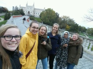 Niederländische und deutsche Teilnehmerinnen - im Hintergrund das Schloss von Lublin.