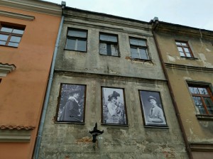 In den Fenstern dieses Altbaus von Lublin: Fotos der ehemaligen jüdischen Bewohnerinnen und Bewohner.