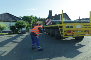 Der Großtransporter mit Teilen des Stahlfachwerkes. Das Einbiegen in die kleine Nordendstraße ist Millimeterabeit. Der Anhäger kann separat von Hand gesteuert werden.