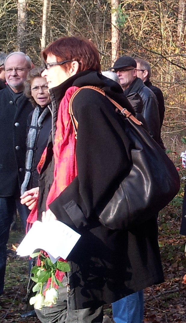 Inge Auer, die Referentin des früheren Bürgermeisters Brehl, unterstützt die Aufarbeitung der KZ Außenstelle Walldorf seit vielen Jahren.