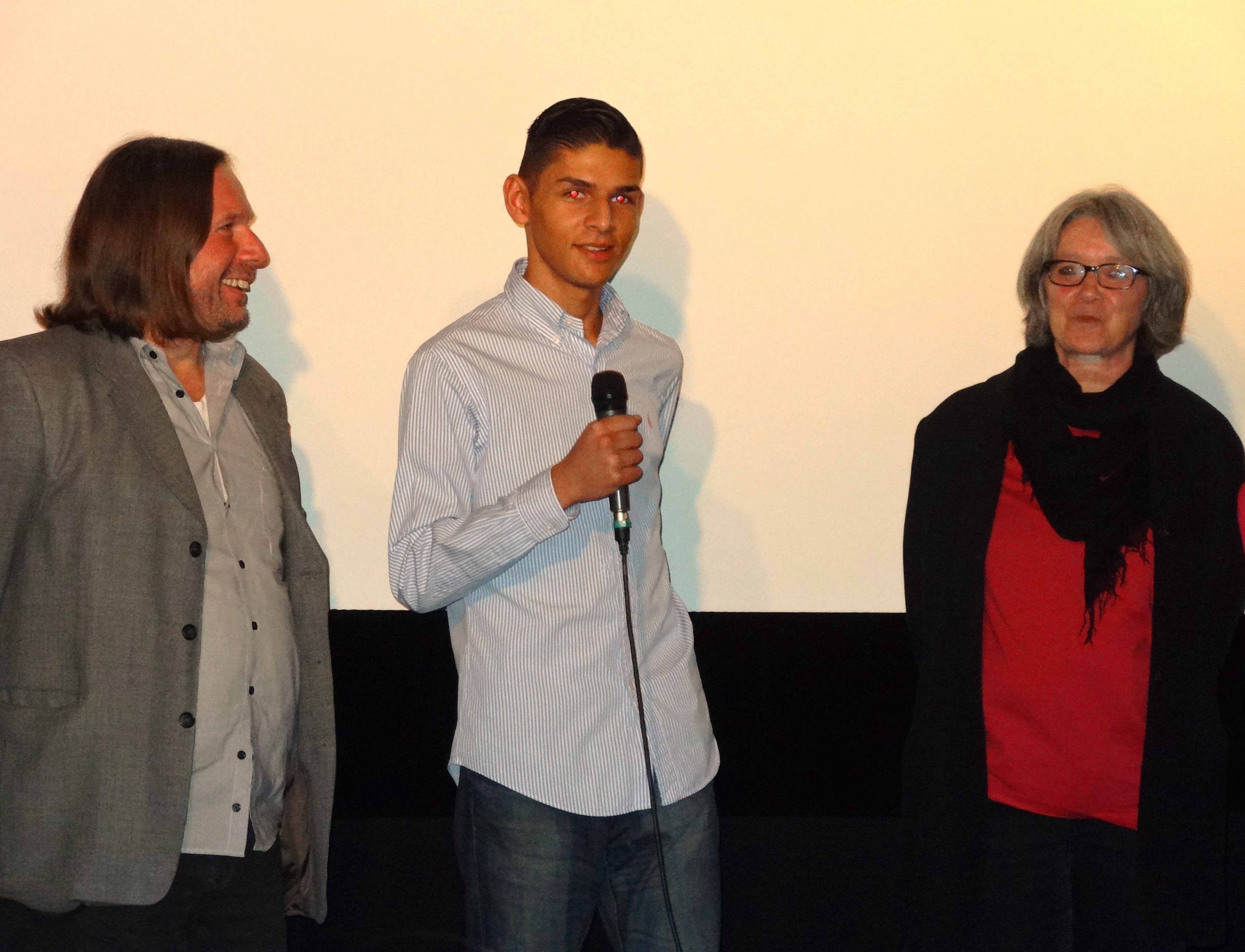 (v.l.n.r.) Joachim Brenner, Geschäftsleiter des Frankfurter  Förderverein Roma, Janosch Kelz, einer der im Film porträtierten  Jugendlichen und Cornelia Rühlig, Idee und Produktion von "Roma in Frankfurt".   