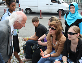 Jules Fainzang im Gespräch mit Gruppe