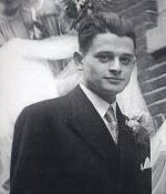 Jules Schelvis (1921 - 2016) wurde im Mai 1943 von der deutschen Polizei in Amsterdam festgenommen und in das Lager Westerbork, später nach Sobibór deportiert. Er ist einer der Überlebenden des Aufstandes und Nebenkläger bei den Sobibór-Prozessen. 