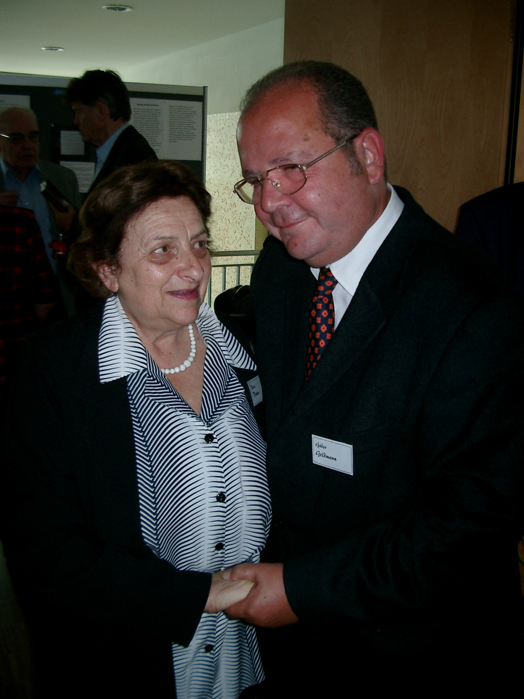 Vera Dotan, Überlebende der KZ-Außenstelle Walldorf, und Gabor Goldman, Sohn von Margit Horváth, wohnten der Stiftungsgründung bei.