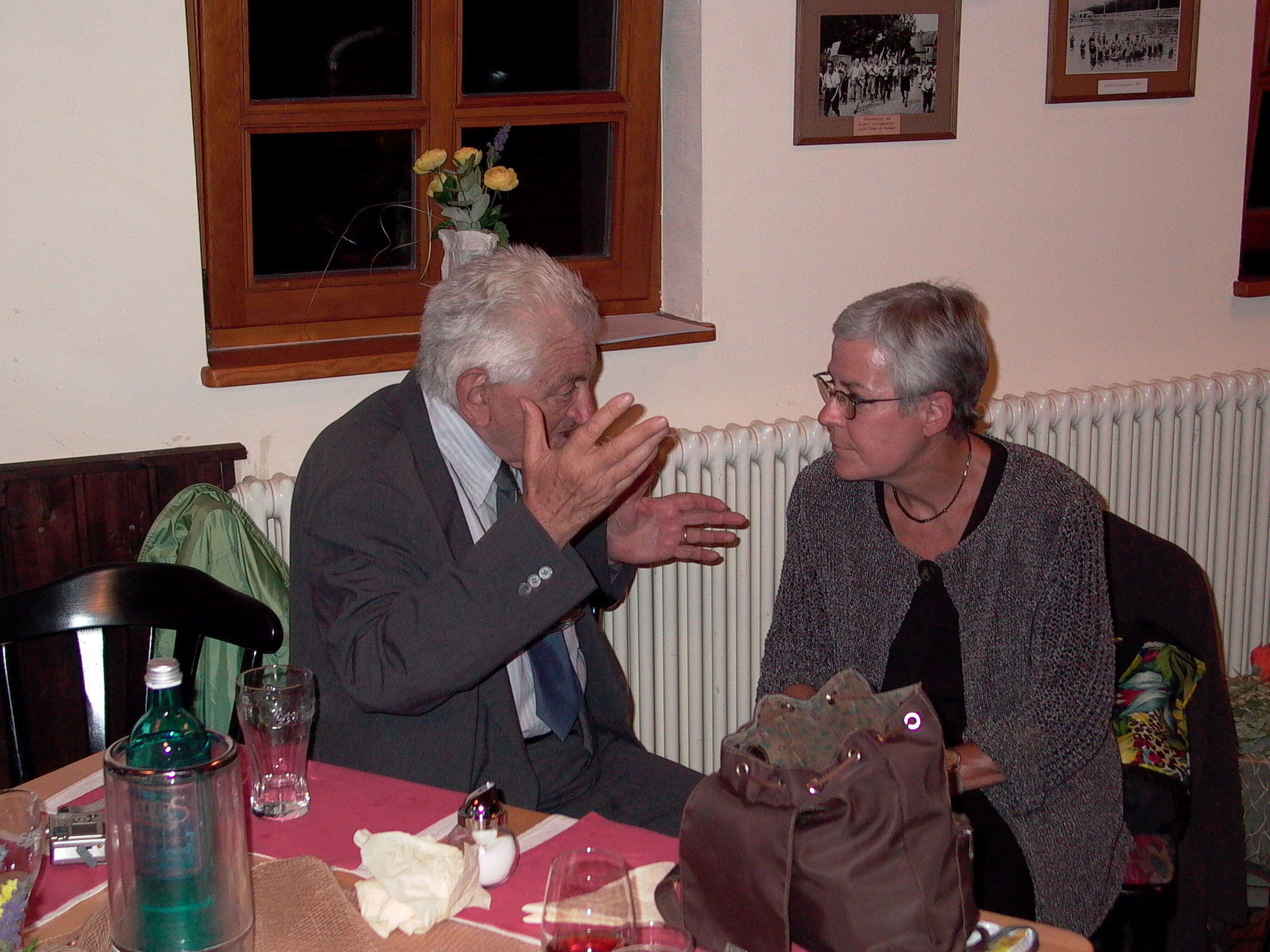 Seit vielen Jahren engagiert sich Helga Glanz unermüdlich für die Stiftungsarbeit. Hier ist sie im Gespräch mit Miki Dotan.