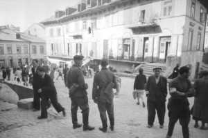 Das Ghetto Lublin wurde im März 1941 eingerichtet, seit November 1939 mussten Juden und Jüdinnen bereits den Judenstern am Arm tragen. Deutsche Soldaten im Ghetto, Mai 1941.