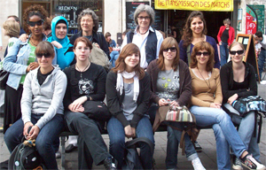 Die Teilnehmerinnen des historischen Jugendprojektes kurz vor dem Stadtrundgang durch Le Marais, das jüdische Viertel von Paris.
