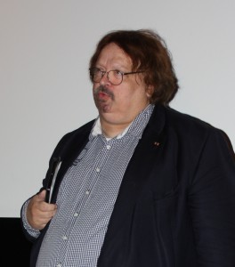 Dr. Jürgen Richter, Geschäftsführer des Kreisverbandes der Arbeiterwohnfahrt (AWO) Frankfurt spricht Grußworte vor beginn der zweiten Filmvorführung.