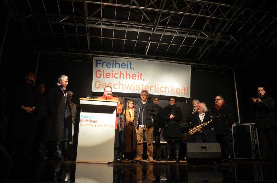 Türgut Yüksel (Mitte) MdL ist einer der Hauptorganisatoren der Anti-Pegida-Kundgebung auf dem Römerberg am 25. Jan. 2015 