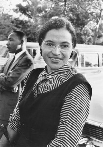 Rosa Parks löste am 1. Dezember 1955 die amerikanische Bürgerrechtsbewegung aus, als sie im Bus auf ihrem Platz sitzen blieb, obwohl der Fahrer sie -kraft Rassengesetz - aufforderte, ihren Platz einem Weißen zu überlassen.