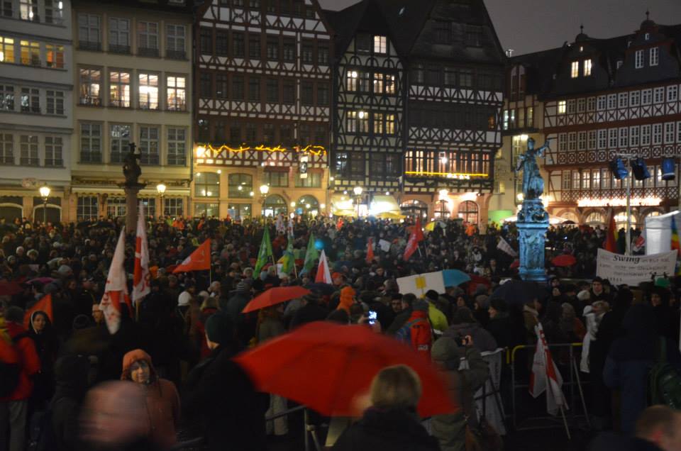 Etwa 15.000 Menschen nehmen an der Kundgebung teil, zu der übrigens erstmals auch die Stadt Frankfurt aufgerufen hat. 