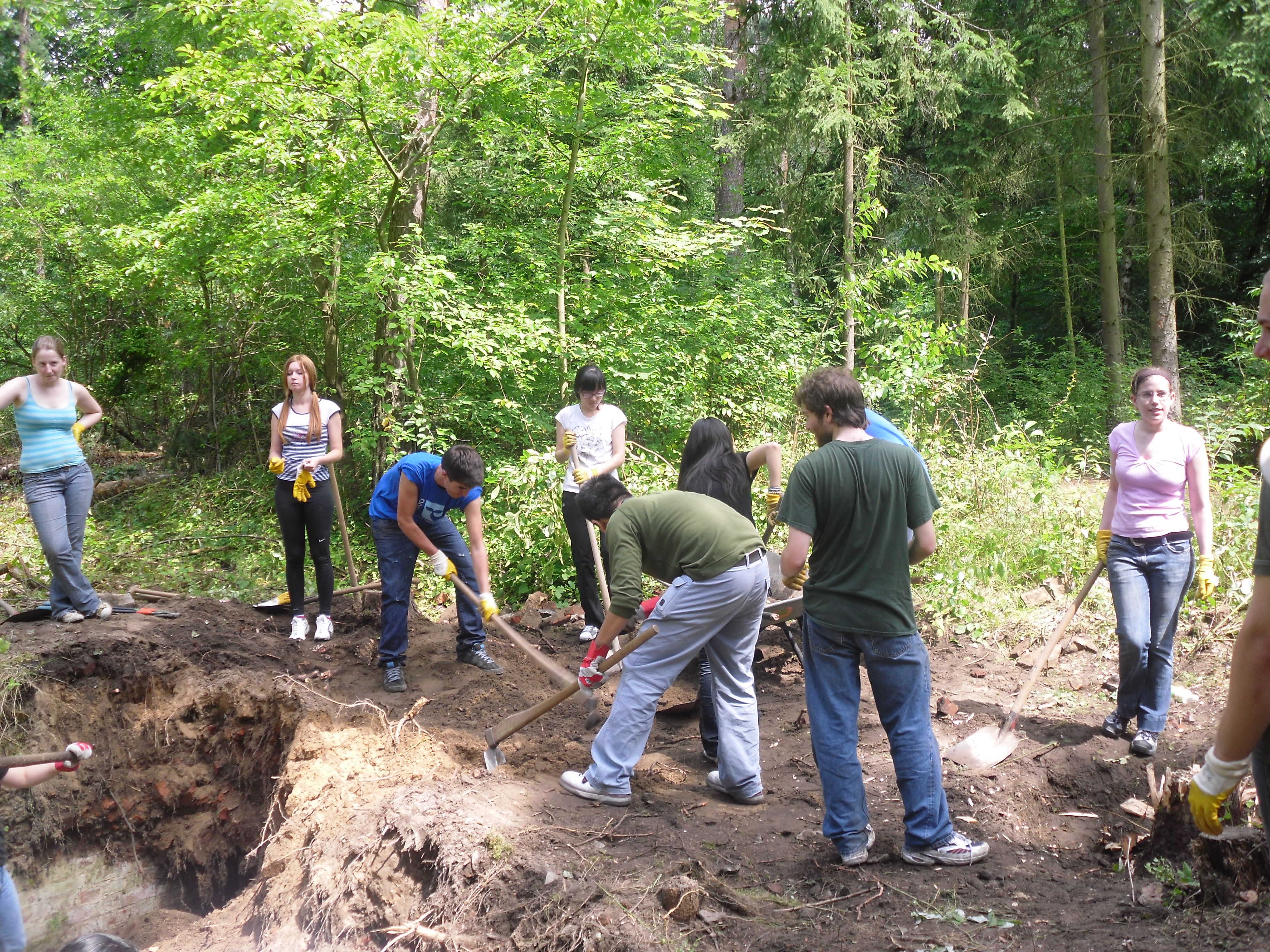 Gra­bungs­ar­bei­ten am „Küchen­kel­ler“ der KZ-Außenstelle Wall­dorf im Rah­men eines work-and-study-camps im Jahr 2011.