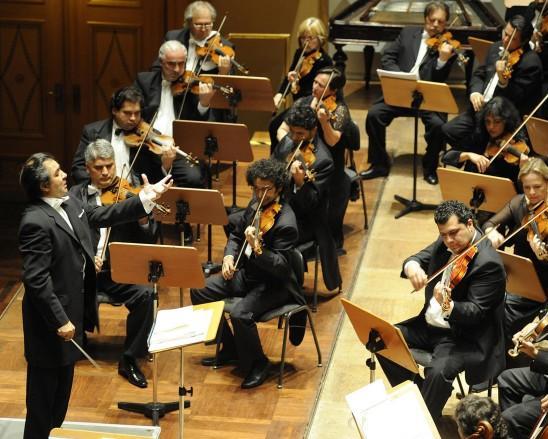 Das Frankfurter Philharmonische Orchester der Sinti und Roma spielt das "Auschwitz Requiem" von Roger Moren- Rathgeb