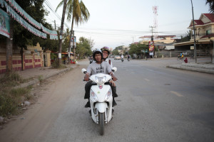 Tim Williams während seiner Forschungsreise in Kambodscha zur Rolle und den Biographien von ehemaligen Mitgliedern der Roten Khmer. Hier auf dem Rücksitz des Mopeds seiner Übersetzers Keo Duong in der Provinz Battambang. 