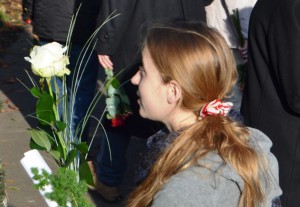 Die weiße Rose erinnert an den Widerstand, den die Geschwister Scholl geleistet hatten. Einige  hatten sich bewusst für dieses Symbol entschieden.