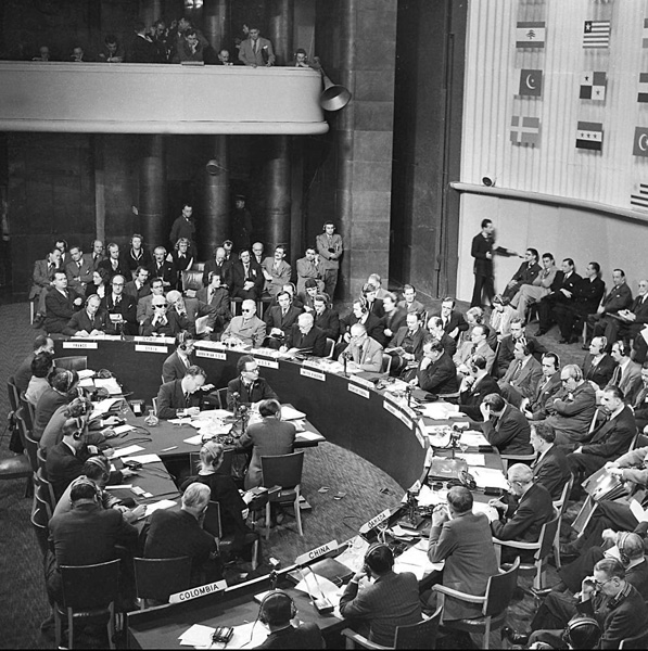 Verabschiedung und Unterzeichnung der Allgemeinen Erklärung der Menschenrechte durch die Vereinten Nationen. Palais de Chaillot, Paris, 10. Dezember 1948